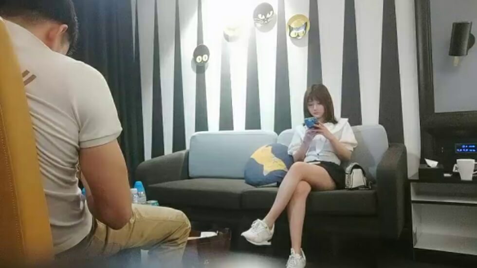 大师深夜场美腿文静妹子,深喉口交活不错,我假装被你强奸,抬起双腿猛操还疼要哭的...