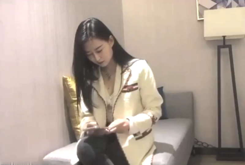 约草气质美女,颜值担当,不愧是大学校花的。!