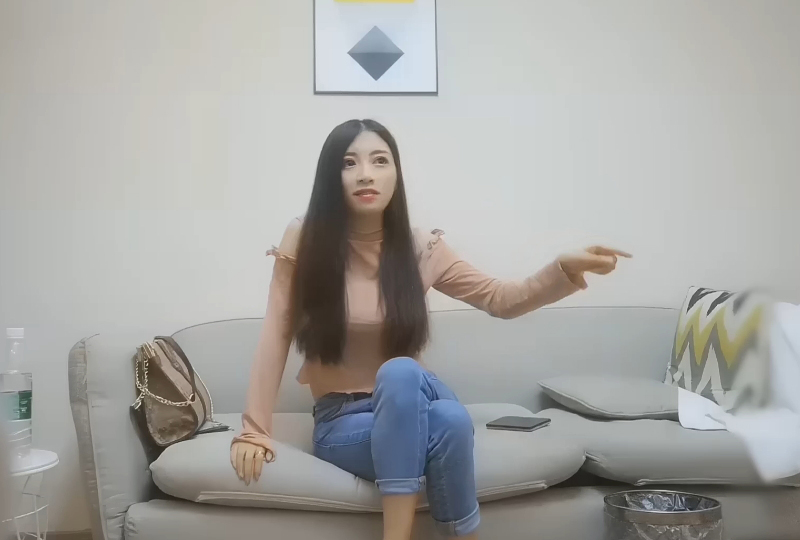 约了个牛仔裤妹子,近距离特写掰穴椅子上跪着猛操的。!