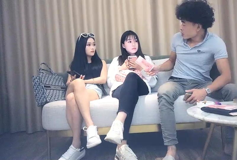 一次叫了两个妹子,本以为可以双飞的。!