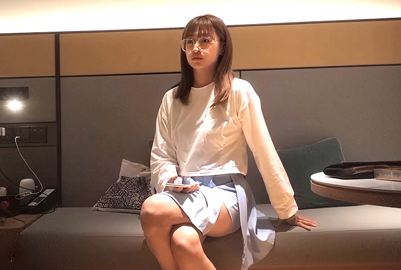 酒店约操清纯眼镜娘的。!
