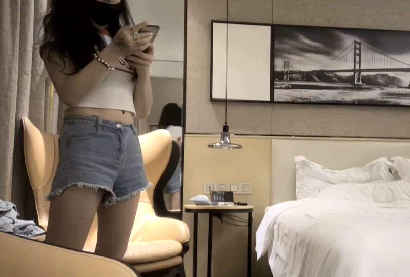 肌肉佬寻花约白衣牛仔短裤少妇啪啪的。!