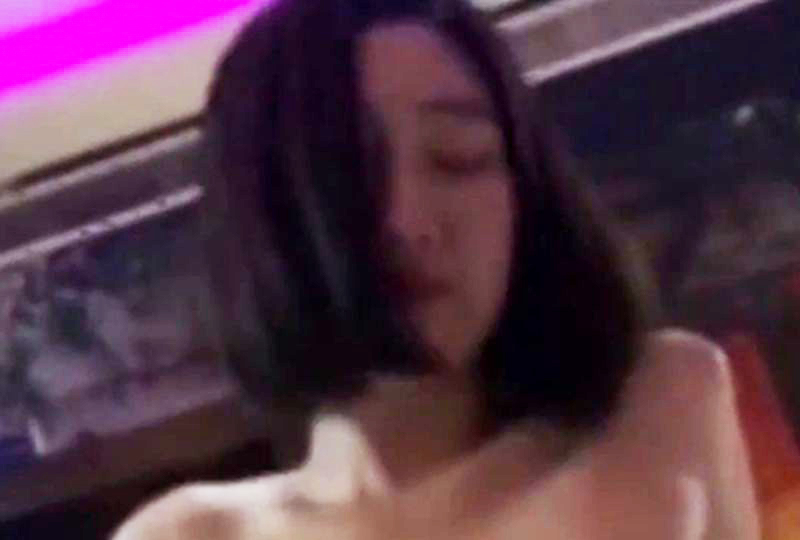短发骚女勾引闺蜜男友的。!