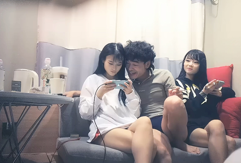 高颜值姐妹花双飞啪啪 相当精采的。!