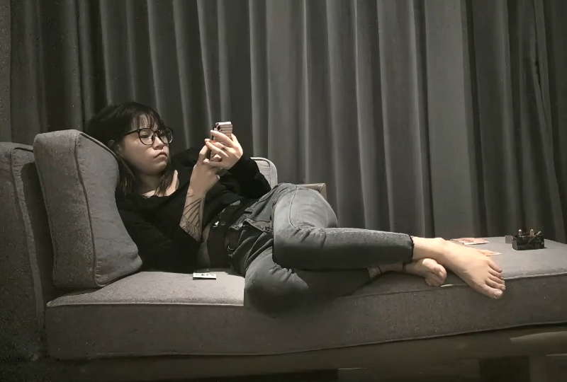 探花滿背紋身眼鏡妹子,近距離特寫口交後入擡腿側入猛操