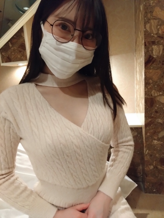 【个人摄影】稍微有点天然系的巨乳,皮肤白皙的眼镜,为了女生喜欢的subagay赚零花钱。