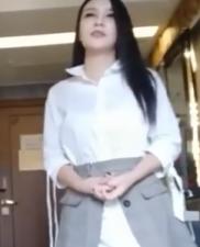 挑了个颜值不错的小姐,先口爆一次,再切磋技术