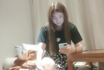 良家气息浓郁的小少妇,一把扯开内裤抠穴,白嫩听话口交卖力