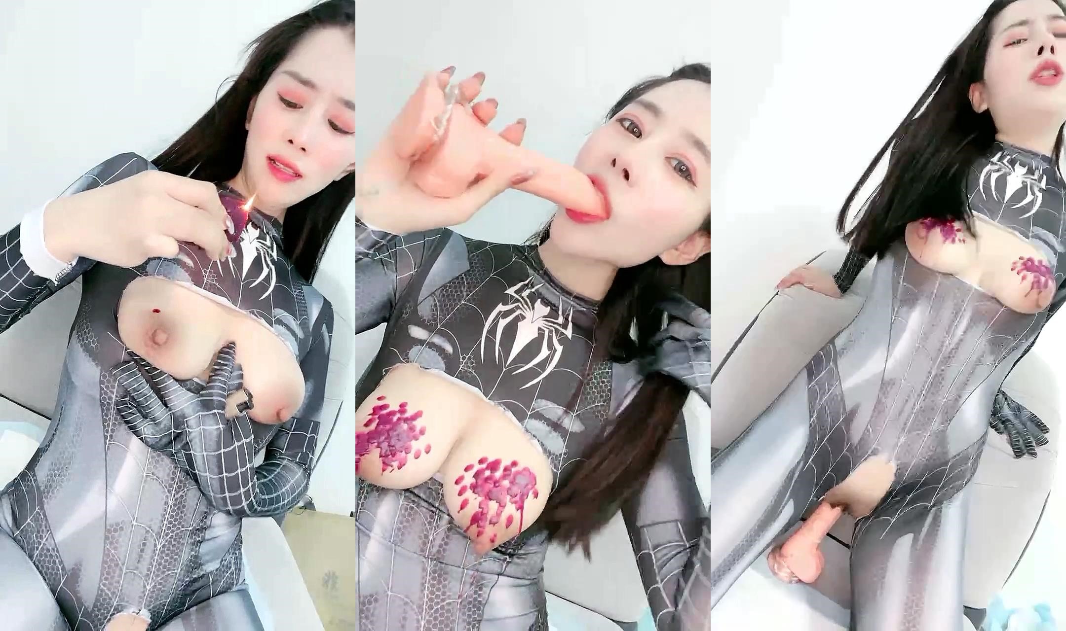 马尾辫爆乳女神,蜘蛛侠情开档趣装,胸前割开露奶子,蜜桃美乳翘起掰穴,乳晕滴蜡极度淫骚,吊带黑丝更是诱人1