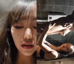 长发美女雪儿粉和男粉丝在网吧厕所约啪,爽到高潮但不敢叫出.