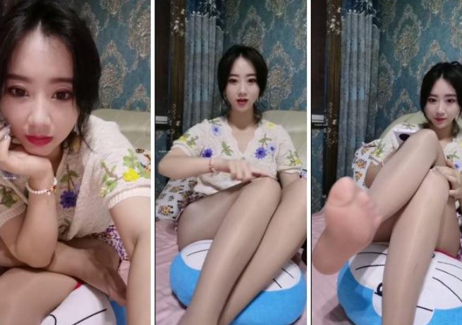 超稀有~易直播平台丽柜~高颜值女神【然然】露点,小乳头微微翘起,丝袜美足诱惑,性感的打肉臀,天价密码房!