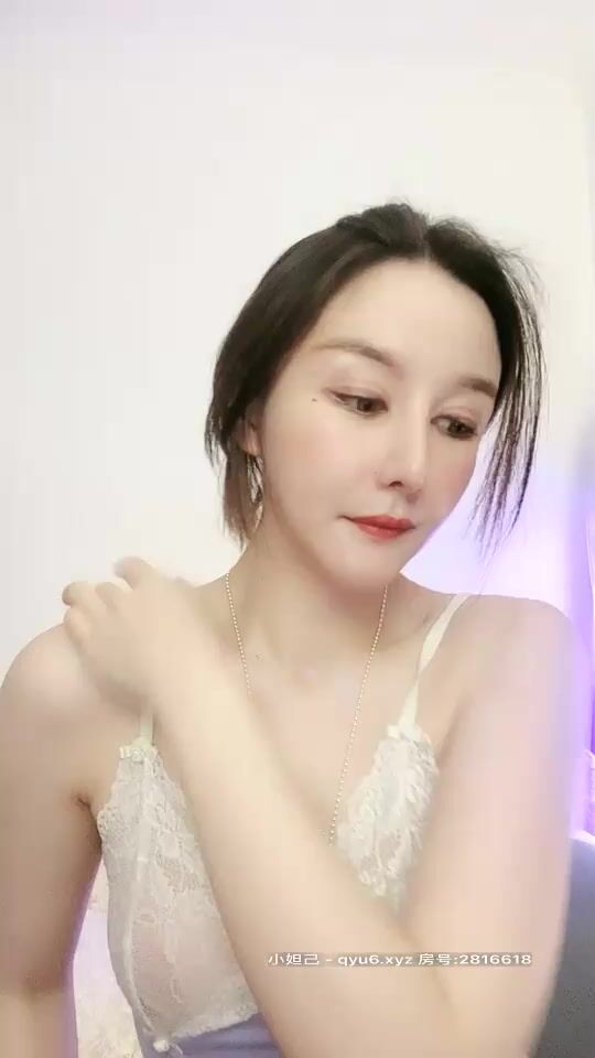 布拉德沐恩高颜值网红妹子情趣珍珠内裤诱惑,揉搓贫乳脱下内裤翘屁股露逼,近距离特写珍珠拉扯摩擦