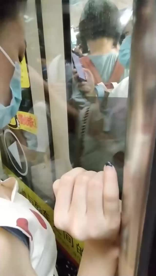 【地铁真实猥亵】开始很抗拒,到最后慢慢就不再抗拒了,这就是女人么?!mp4