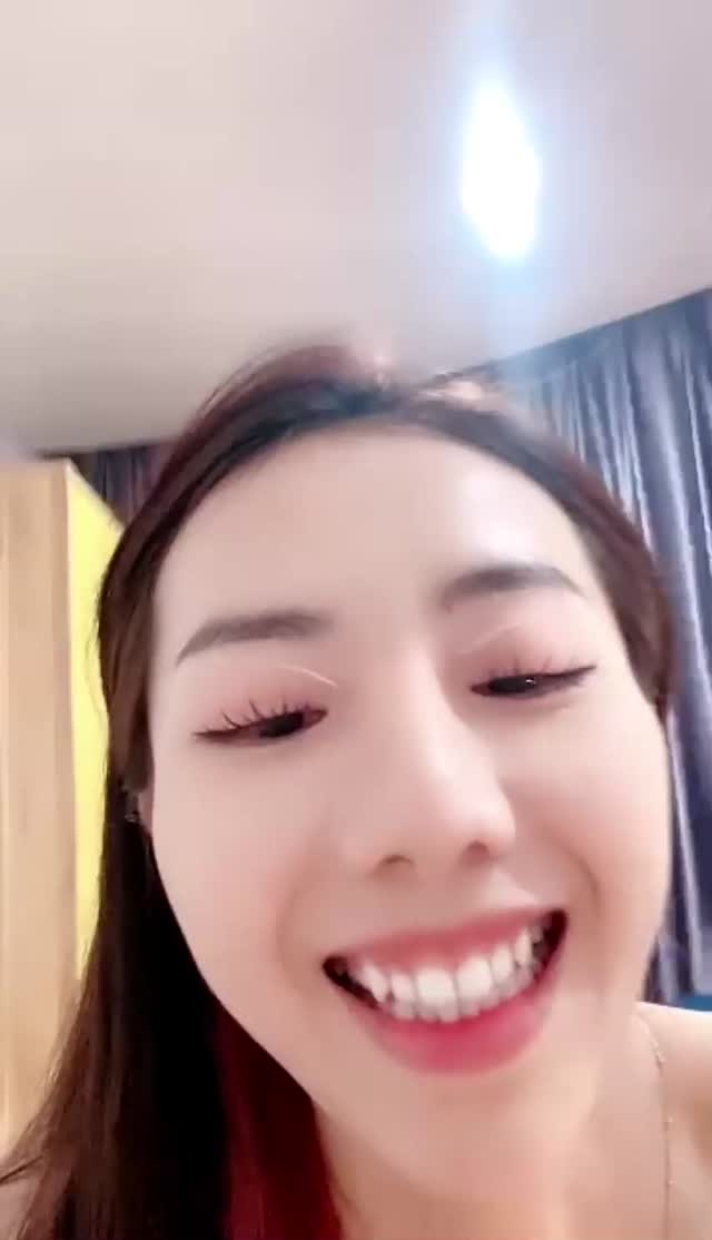 【顶级美腿颜值女神】性感包臀裙【下篇】跪地吸吮深喉大屌,扶屌骑乘位没入,正入姿势冲刺爆操,无套内射mp4