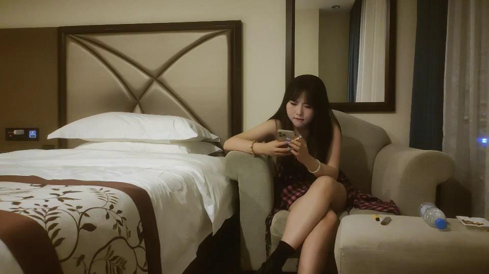 良家少妇,28岁寂寞小白领,一晚上拿下,酒店百依百顺,肆意操爽