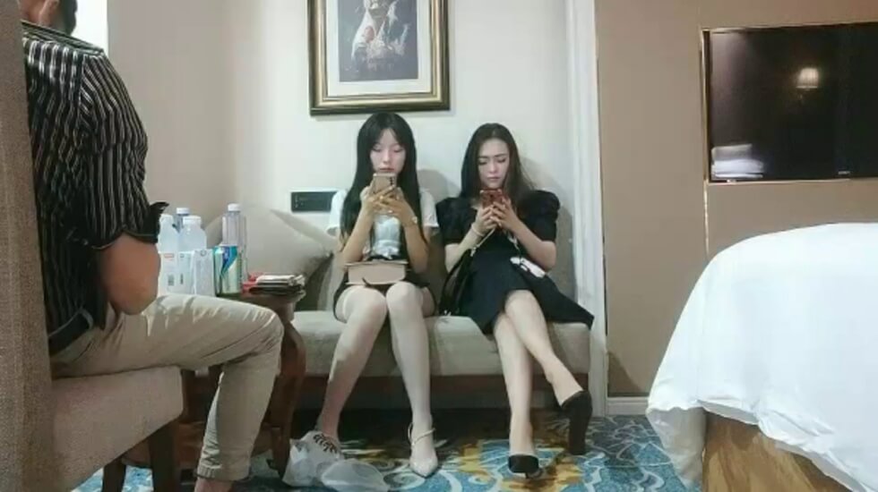 沈先森同时来两外围妹留下一个,黑裙大长腿穿上开档丝袜,润滑油揉搓逼逼,双腿肩上扛强奸式猛操