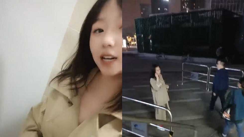 诱人的小骚逼全程露脸户外跑到公共厕所里发骚,逼逼里夹着大黑牛自慰,揉奶玩逼大黑牛摩擦阴蒂尿尿给狼友看