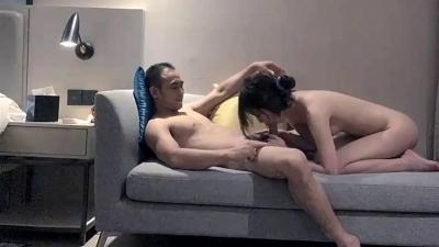中年大叔约到年轻肤白嫩妹,温柔配合.