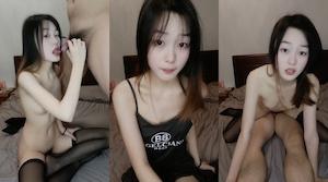 颜值很高的清纯小女友,穿上性感的黑丝高跟妩媚风骚诱人,给小哥口交大鸡巴无套抽插多体位蹂躏爆草直接内射
