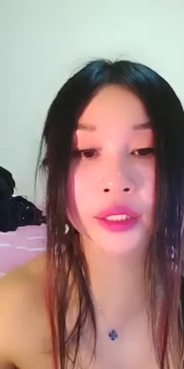 被大哥各种姿势爆草抽插,特写爆菊花塞嘴里口爆