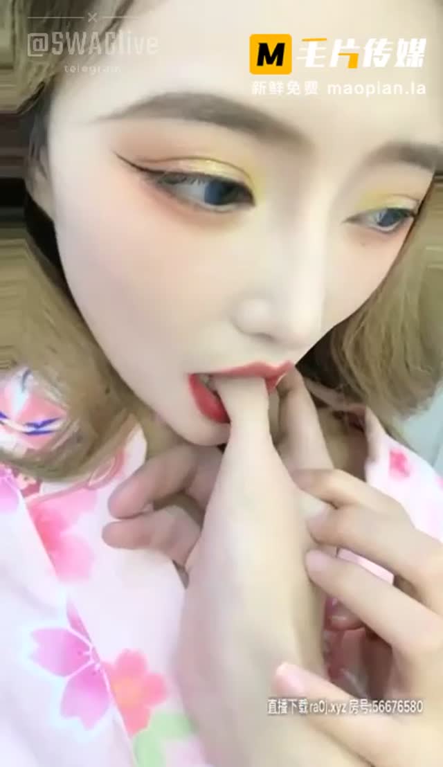 合服姐妹花与土豪们到酒店为了做多人活塞运动把毛毛都剃干净!