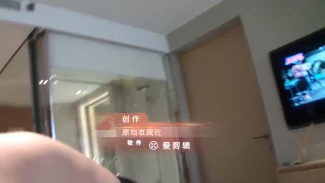 勾搭上大老板的性感美女在旅馆约啪,还骚得忍不住在啪啪前自摸~