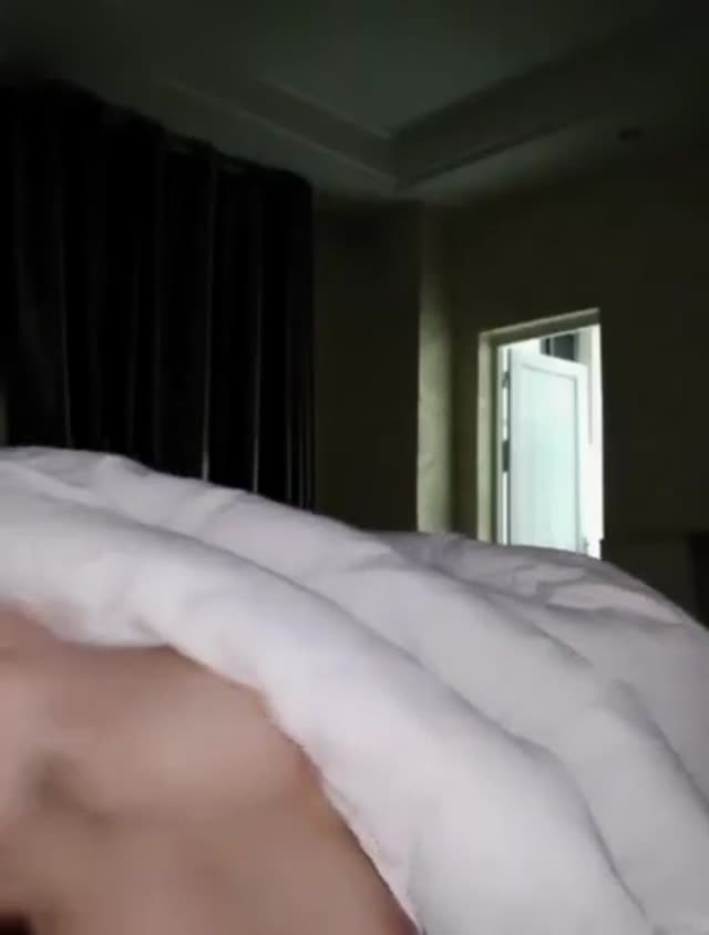 护士女友颜值不错肉肉身材妹子和炮友啪啪,翘大屁股口交舔弄上位