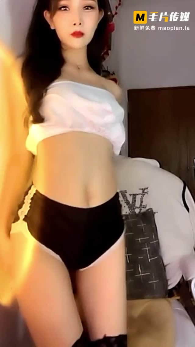 可以让你秒硬的尤物!超过3万人在线观看, S级别的超棒身材和大奶子,笑容甜美可人!