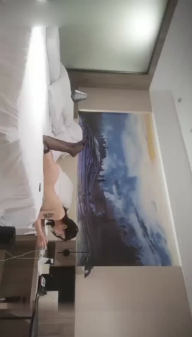 胖男老哥约了个白衣丰满少妇,休息下再来第二回大力猛操