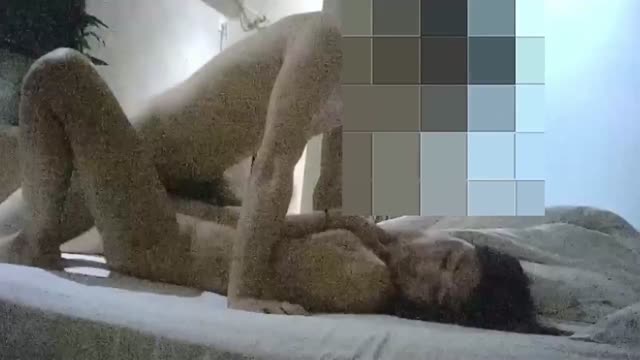 女大学生暑假用肉体赚零花,边被干还能边回男友讯息~