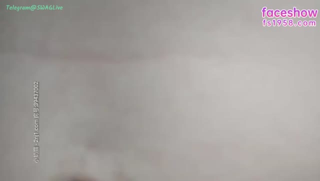 年轻小伙约了高颜值的短发妹子在沙发上抱起来激烈猛操!