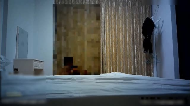 内裤哥撕烂丝袜爆操173CM黑丝玛利亚,美女说:“好大”,我害怕!后插式被干得淫叫不止!场面激情澎湃!