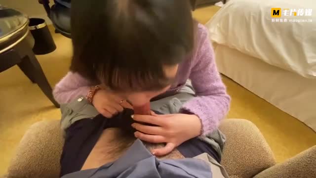 女友用口水当润滑,舔够了就自己坐上来!