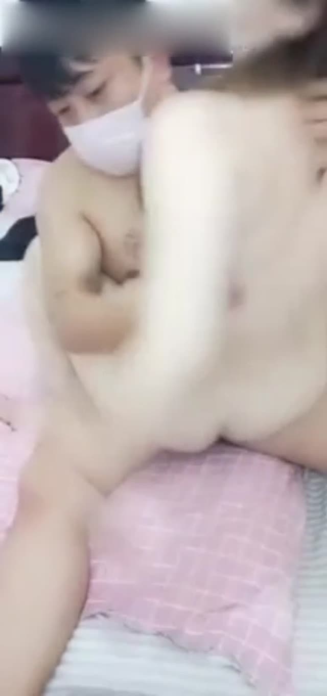 舌吻口交上位骑坐大屁股上下套弄,猛操呻吟娇喘非常诱人