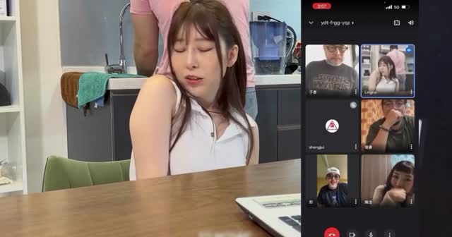 上网课都耐不住寂寞的女生偷偷的自慰!还没下课就拉着男友打一发!(1)