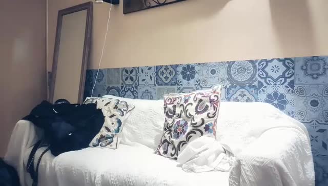 与性感露肩妹子在沙发上舔奶摸逼后再抱起来激情抽插!