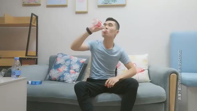 性感正妹温柔亲吻,在镜头前抱起来操弄