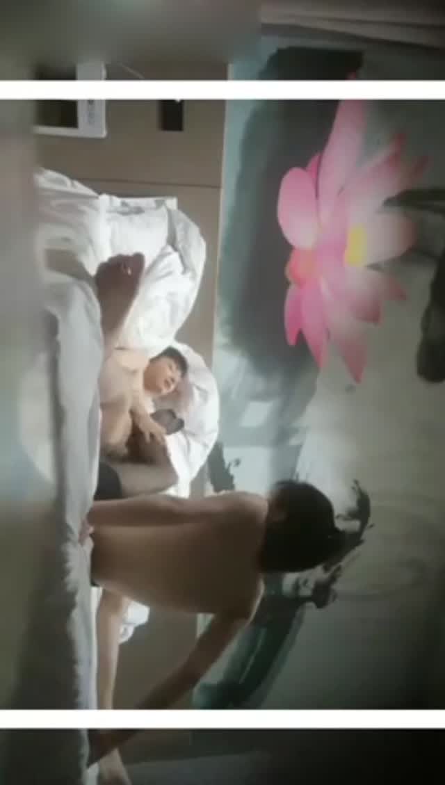 杨先生再约长相清纯嫩妹沙发调情,骑身上腿夹JJ上下套弄翘屁股摸逼