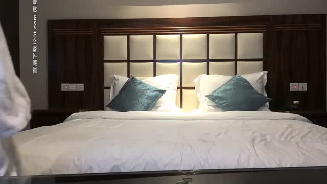 与高颜值农村妹子约啪,换上黑丝袜诱人得让小哥哥都干破套子~