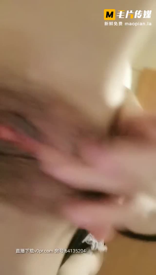 性感臀翘妹子疯狂抽插粉逼!喷到床上都有淫水了~