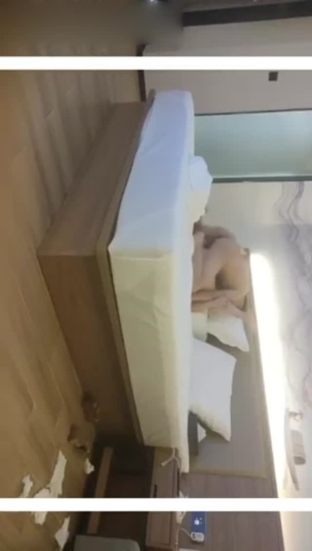 约了两少妇两男两女4P啪啪,床边猛操一人一个