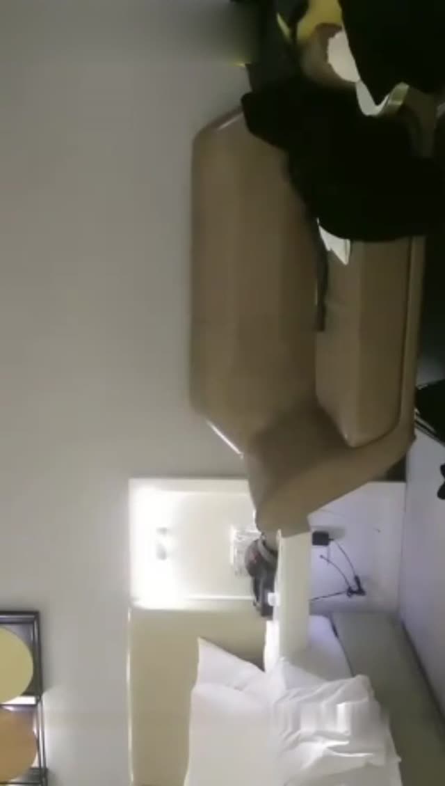 约了个高颜值白衣长腿妹子,沙发上骑乘抽插
