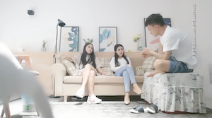 【千人斩嫖老师】约了两个嫩妹玩双飞,左拥右抱扣逼玩弄口交站立后入,台子上抽插呻吟娇喘