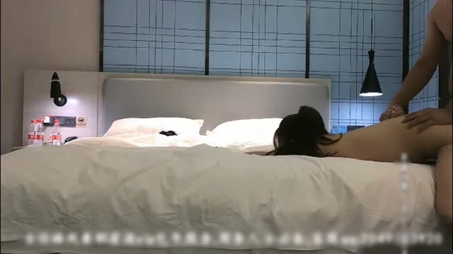 心急小伙看到美女就想上,空调都忘记开