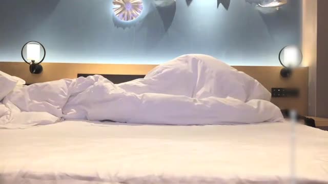 约了个黑衣妹子啪啪,紧张地咬手指