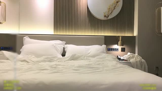 约了个长裙肉肉少妇,舔弄上位骑乘抽插猛操非常诱人