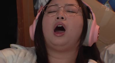 OFES-004 こども部屋から一歩も出ない陰キャヒキニート0点の姉は、長年の引きこもり生活で超爆乳&超デカ尻!まだ見ぬ本物おち○ぽとの対戦に向けて鍛錬オナニー。お姉ちゃんがセックス相手としては120点のドスケベボディにレベルアップしていた件。 藤沢麗央