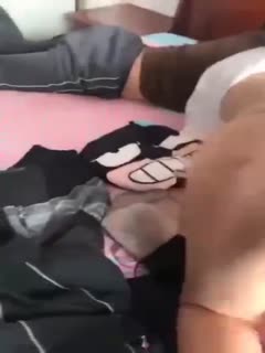 真就不避一下孩子?